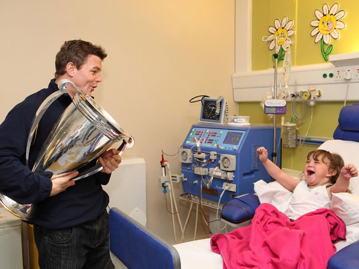 Brian O'Driscoll visits a young girl in the hospital