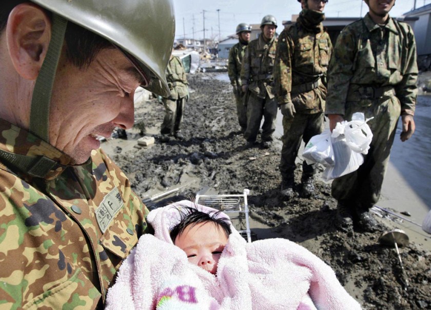 Soliders Pulled a 4-month-old Baby Girl from the Rubble