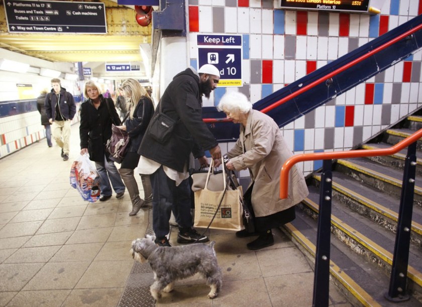 this man stopped what he was doing to help an elderly woman with her bags.