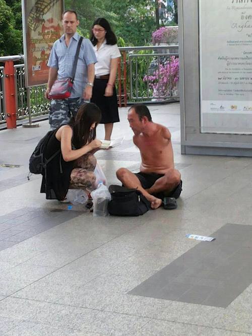 A girl saw this man, bought a boxed lunch, and fed him. Faith in humanity restored!
