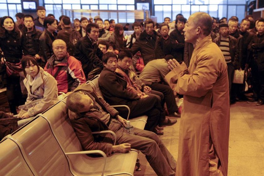 chinese-monk-prays-for-dead-man-discovered-in-shanxi-taiyuan-train-station-waiting-hall-03
