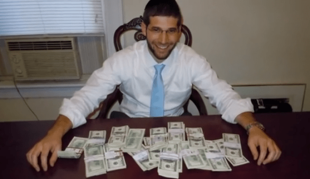 Rabbi Noah Muroff and $98,000 he found in a Craigslist desk he purchased for $150. Photo by Screenshot.png