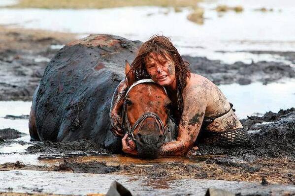 She spent 3 hours holding its head above the tide after it got stuck in the mud on a beach in Australia.