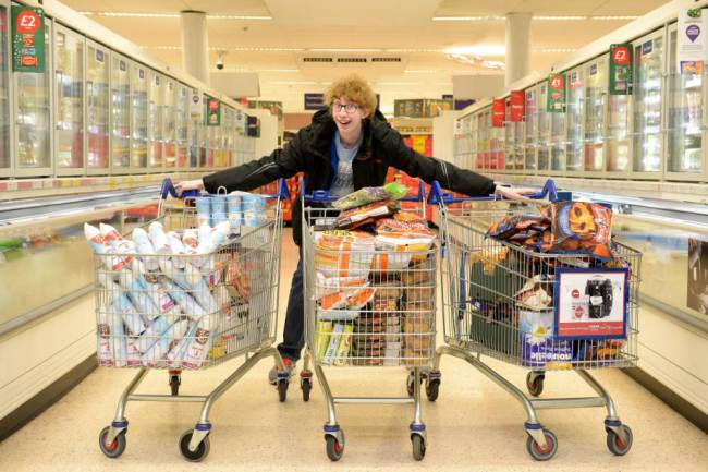 jordan cox, Teenager Buys £600 of Food Then gives it to Families in Need