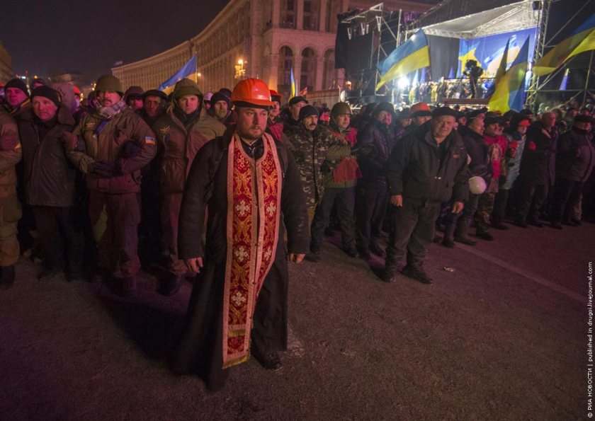 Priest defending rioters from police forces, Kiev, Ukraine. Photo by drugoi.livejournal.com