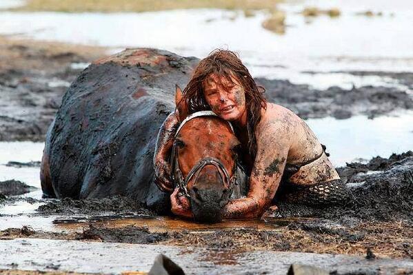 This woman spent 3 hours holding the horse’s head above the tide after it got stuck in the mud on a beach in Australia. The horse was later rescued, unharmed.