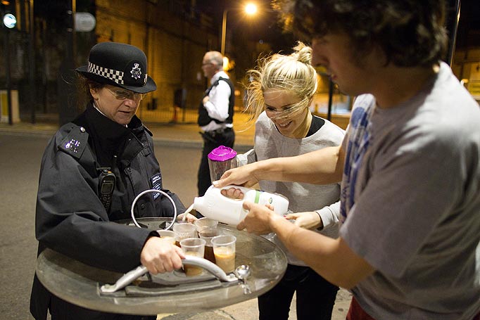 Caring citizens offer tea to British riot police [London, England, 2011]