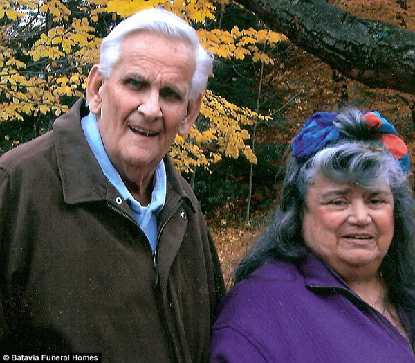 Couple Married for 60 Years Die Holding Hands3