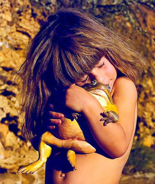 Girl Growing Up Alongside Wild Animals In Africa_04