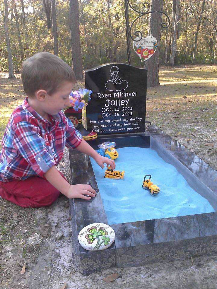Mother creates heartbreaking sand box tribute on her infant son's grave so his toddler brother can spend time with him