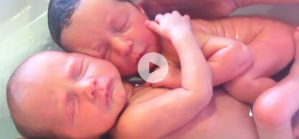 Watch This Twin-Baby-Bath Video That Captured The Hearts Of Every Parent.