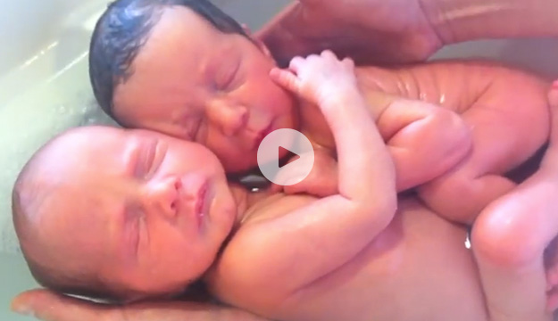 Watch This Twin-Baby-Bath Video That Captured The Hearts Of Every Parent.