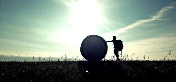 Thomas Cantley is pushing an enormous inflatable testicle across the country