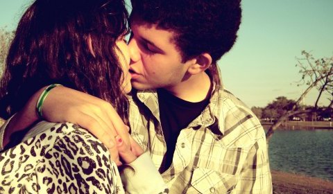 kissing-dating-couple