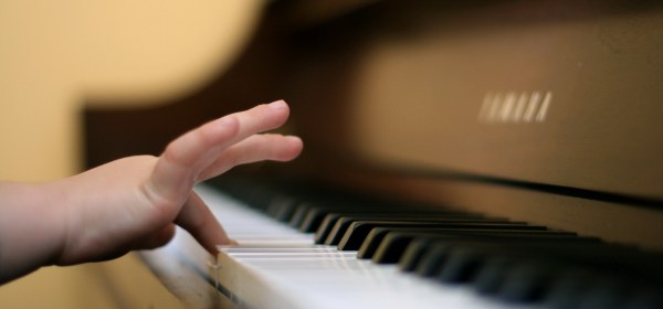 child-finger-playing-piano-254460