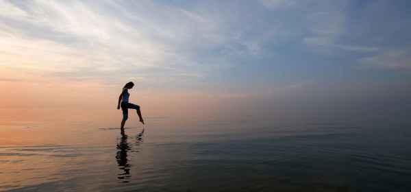 3737-woman-walking-on-a-beach-1920x1200-artistic-wallpaper