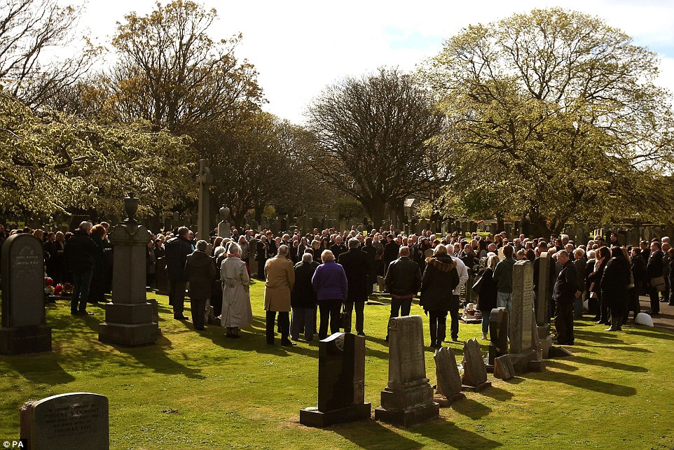 A Crowd of STRANGERS Turn Up for the Funeral of the Baby With no Name