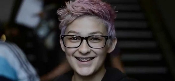 How would you react to being called beautiful? Student records the blushes, smiles and even ANGER she receives after complimenting friends and strangers