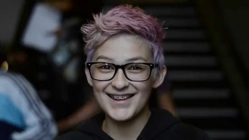 How would you react to being called beautiful? Student records the blushes, smiles and even ANGER she receives after complimenting friends and strangers