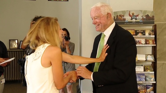 Jeni Stepien feels Arthur Thomas' chest. Credit: EBU