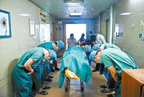 Doctors in China paying respects to an 11 year old boy who personally decided to donate his organs so that others may live and do great things